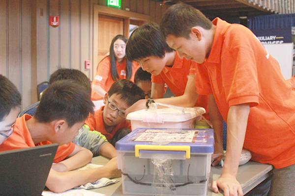 Without the instructor’s help, the Chinese contestants were discussing the strategies themselves. Time to count on themselves.