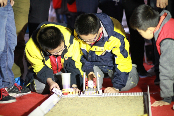 Participants build their robots on site for the on-site-assign section. Let’s see whose robot can throw a ball further (ball-throwing contest in on-site-assign section)