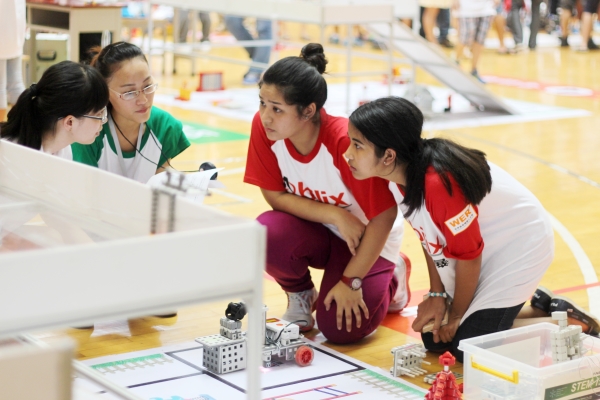 Though Philippines team doesn't speak Chinese, they can communicate well with referees