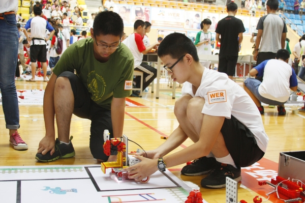 Players are adjusting their robot in the field 